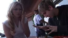 Reproducir madre con cuernos golpea a un chico joven para un golpeador severamente fucworld