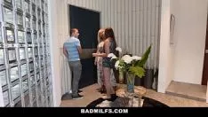 चलाएँ Badmilfs - गर्म गोरा treadmom (नीना एली) युवाओं को सुंदर बनाता है