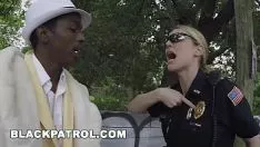 Reproducir Blackenpolice - las policías femeninas trabajan como pander a ho (xb15820)