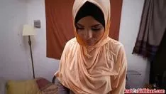Jouer Une fille arabe kudu lily est occupée par une tige d'aspiration