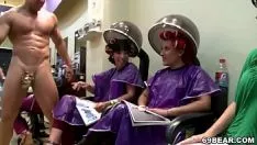 Jouer Parti politique Cfnm dans le salon de beauté aux cheveux lisses
