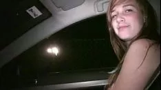 Jouer La jeunesse chaude adolescente missy alexis regarde le cristal désinvestir dans une voiture en route vers les réjouissances ivres de la population