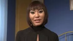 Jouer Monica a son visage et recule interrogée, tout sauf sa vue subit.