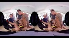 播放 Bosomy slattern Holy man Tapery's hot gang upspang (vr)