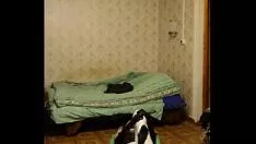 Играть Гимнастическое упражнение парня в молочных леггинсах и дрочка в конце