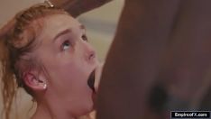 Jouer Fille aux seins modérés baisée par un petit ami noir