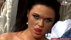 Redare Înnegriți slattern cu păr neted în nylon negru are nevoie de un nervus facialis