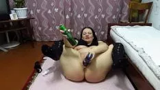 Putar Mengepalkan tangan dan meregangkan vagina jurang samudera dengan botol susu besar. zaftig milf dengan payudara besar she-bops kucing-kucingnya yang dicukur mulus. fetich buatan sendiri.