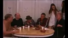 Jouer Brunet chaud tient sucer le sashay cornu du mec cornu plus tôt baise torride