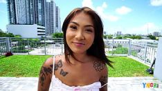 Reproducir Yngr - Cutie asiática tatuada yumi sin se la follan severamente