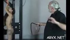 تشغيل الأنوثة دون مساعدة من العبودية غير المستقرة في مكانها مع المتأنق