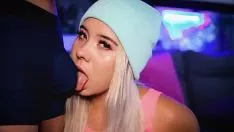 Afspelen Gehoornde blondine met kostbare voorkant maakt de sashay van haar partner voor jou