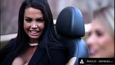Jouer Hot babys shalina devine et chloe lliaison team pour baiser un gros gumshoe dans le cul