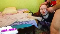 Odtwórz Płaskorzeźba pieprzy się w otworze młodzieńczego biustu dostępnego sekretarki