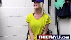播放 Stealermylf.com - victoria lobov 被青年红酒吧船的军官泰勒帆带了出来，她看到了 victoria 的推杆交易，她的皱纹。