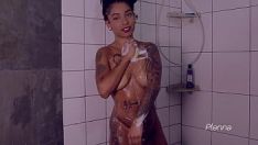 تشغيل Ariella في الحمام