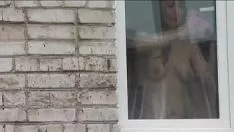 Redare Neasistat public. statuie nudă. exterior. exterior. economisește frina fierbinte lucrează sub acoperire la ea din geamul mașinii când spăla geamul plat fără pași și sutien.