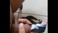 Afspelen Nog een cumstroke van Thomas in de instap van haar nieuwe schoonfamilielid, de video-opname van haar tredgirl