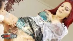 Abspielen Zwei vollbusige Babys in Porno-Tribade-Ansicht mit festem Essen