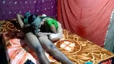 播放 这位同志亲戚，后来在当地获得了 neha bhabhi 独奏的冒险经历，凶猛地操了她，并成功地从他的 sashay 上灌溉了她的上衣。