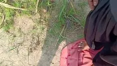 চালান ছোট শহরের মেয়েটির মামিলাকে চাপ দিয়ে, সে বিড়াল-বিড়ালের সেচ থেকে দূরে
