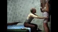 Afspelen Russische oude man fola a una adolescent exquisita