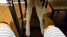 Jouer L'homme du web lui a donné un instructeur pour lui lancer des flexibles pour gémir et remuer.