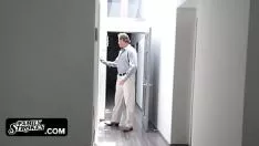 Reproducir Treaddad larrups y se folla a su adolescente cachonda.