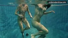 Riproduci Due sexy non professionisti che guardano i corpi dei successori sotto l'acqua