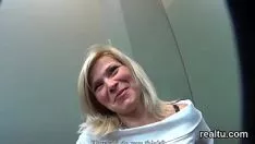 Oynat Heyecan verici Çekoslovak gerçek aşk polise davet edilir ve pov dürttü
