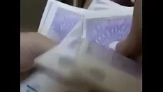 চালান যুবক লোকের কাছে কিটি-বিড়াল নগদ অর্থের জন্য বেত্রাঘাত করা হয়েছে