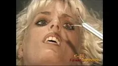 播放 无礼的红头宾特喜欢挑逗一个热辣的金发女郎的乳头和猫咪