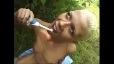 Redare Periază-i dentiția în aer liber cu esperma lui