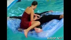 播放 在一个浪子的同性恋性政党中吃红热的小猫饲料