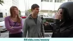 Играть Гладкий парень платит за секс в тугой юбке 10