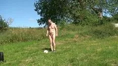 Oynat Çıplak heykel futbol oyunu