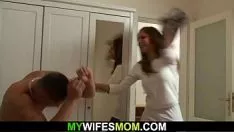 تشغيل يحصل ابن قريب في القانون على قطها الصغير ذي الشعر الأملس