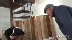 Afspelen Franse huishoudster hard geneukt in treyway met papy gluurder