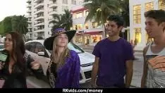 تشغيل طفل ساخن ساخن غير محترف بالضرورة حفيف ويخضع نقدًا في 3
