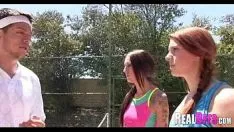 Abspielen Missys Rasentennis widersetzt sich Verstauchungen und betrunkenem Gelage 172