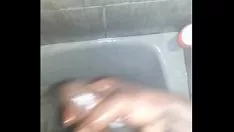 চালান ঝরনা নিচে আমার মাড়ি ঝাঁকুনি