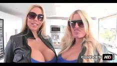 Redare Două funduri mari, blonde, Karen Pekan și Julie Cash în 14