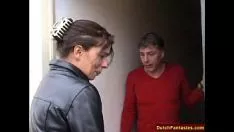 Abspielen Niederländische Laufmutter lehrt schüchternen Sohn Sex