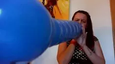 Afspelen Grote blauwe golf voor jou en een uitstekende natte climax voor mijn poes