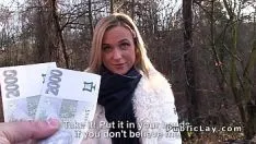 Afspelen Hete blondine zuigt en neukt pov in het openbaar
