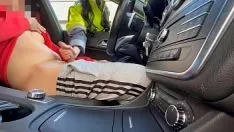 Abspielen Ich wichse im Auto vor der Wachfrau und rufe sie an, damit sie mir beim Abspritzen hilft