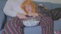 Afspelen Stiefmoeder begint aan mijn pik te zuigen terwijl ze een film kijkt en erop zit, ik neuk en kom klaar in haar kutje