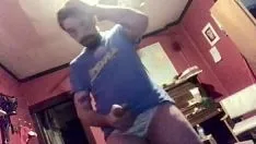 Riproduci Un ragazzo sexy con un cazzo enorme si masturba da solo mentre indossa mutandine di raso bianche sul suo cazzo enorme