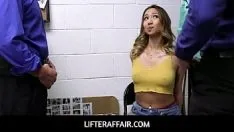 播放 Lifteraffair - lp官员找到了青少年入店行窃的犯罪证据并惩罚了她