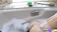 再生 バブルバスタブでおっぱいを遊ぶホットなブリトニー
